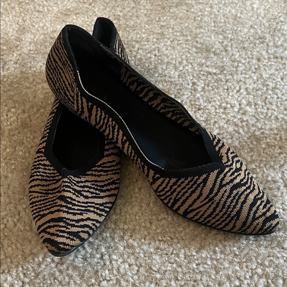 MIA Black and Tan Zebra Print Flats - Picture 1 of 1